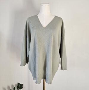 Aritzia Wilfred free 2 V-Neck Sweater in Sage Green 3/4 sleeve